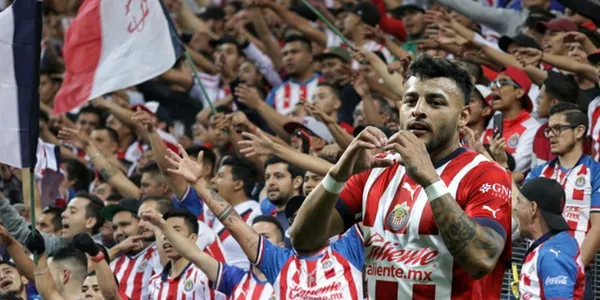 A pesar de e que no le han dado minutos tras su indisciplina, Alexis Vega demuestra que siente los colores de Chivas