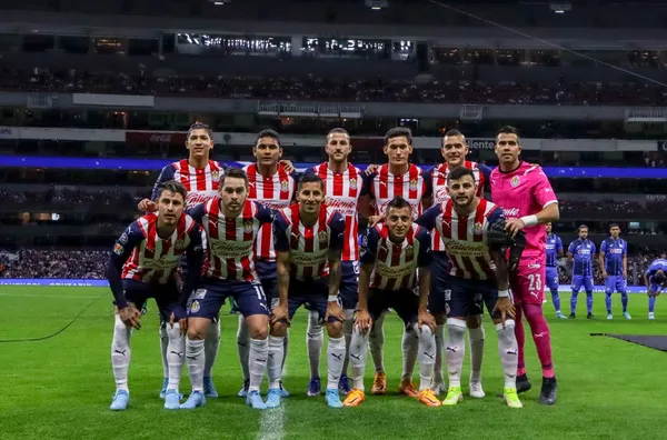 A poco tiempo del inicio del partido, Ricardo Cadena se vio obligado a realizar cambios