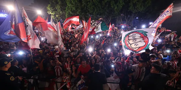 Afición en serenata. Foto: Chivas