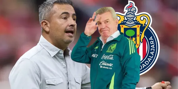 Aguirre y Ortega con escudo de Chivas/FOTO: La Afición