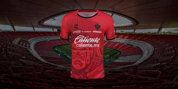 Akron de fondo, tomado de Chivas, con jersey de Atlas al frente