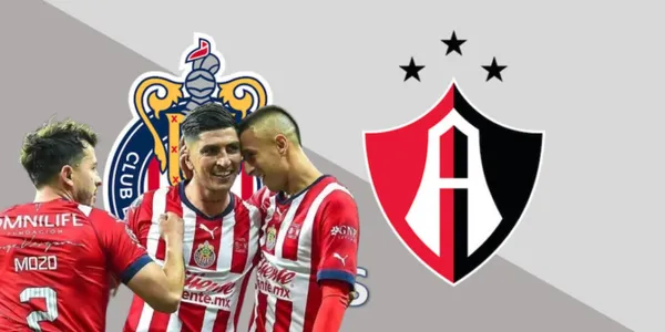 Alan Mozo, Víctor Guzmán y Roberto Alvarado junto a los escudos de Chivas y Atlas / FOTO MEXSPORT