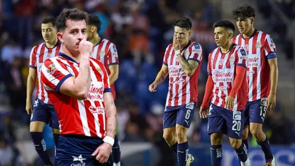 Alan Mozo y jugadores de Chivas (Foto tomada de: MexSport)