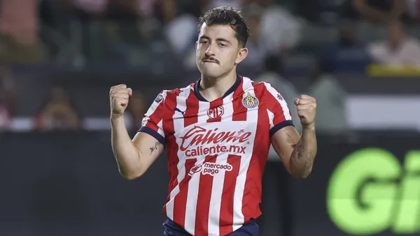 Alan Mozo y su titularidad podrían estar en peligro en chivas | Foto: IG @chivas