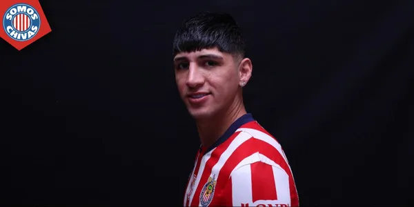 Alan Pulido con la playera de Chivas (Fuente: Chivas TV)