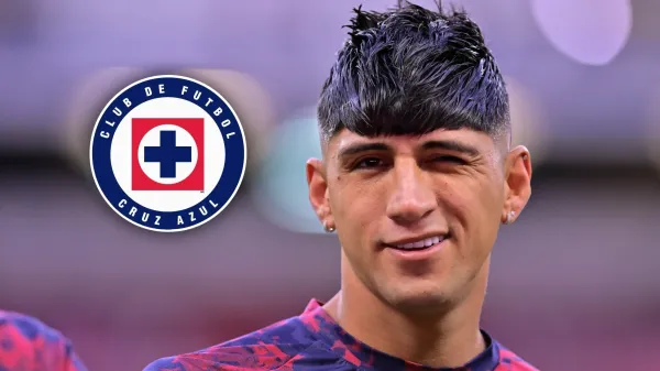 Alan Pulido durante el entrenamiento de Chivas