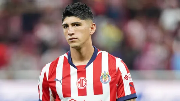Alan Pulido fue ofrecido a Cruz Azul.