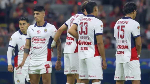 Alan Pulido junto a jugadores de Chivas