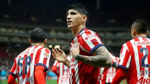 Alan Pulido rompió el silencio sobre los sucedido en el Estadio Akron durante el Clásico | Foto: XEU Deportes