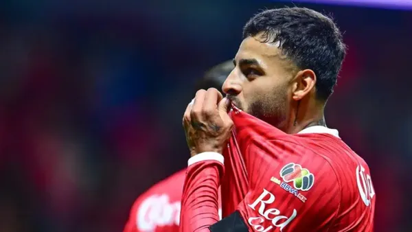 Alexis Vega beso el escudo de Toluca tras anotarle a Chivas, no ha sido el único | Foto: Mexsport