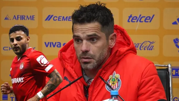 Alexis Vega con la playera de Toluca y Gago en conferencia de prensa