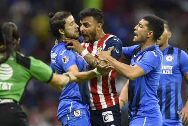 Alexis Vega dejó a su equipo con un jugador menos frente a Cruz Azul.