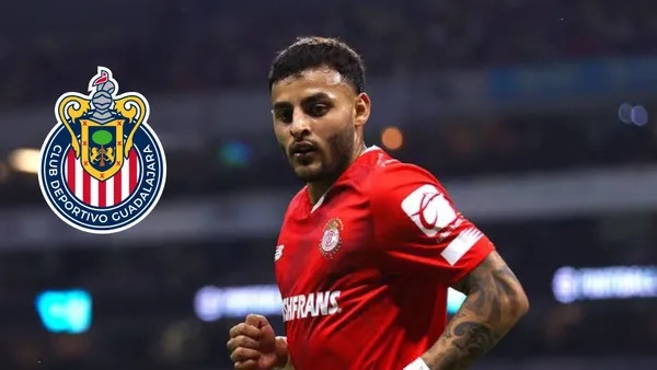 Alexis Vega en un partido con Toluca y el logo de Chivas