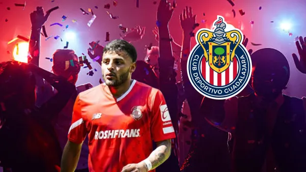 Alexis Vega en una fiesta con el escudo de Chivas