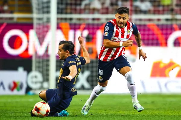 Alexis Vega fue el mejor jugador de Chivas en la victoria frente a Pumas.
