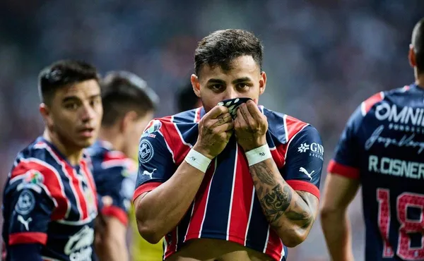 Alexis Vega intentó reivindicarse con la afición de Chivas a través de redes sociales.