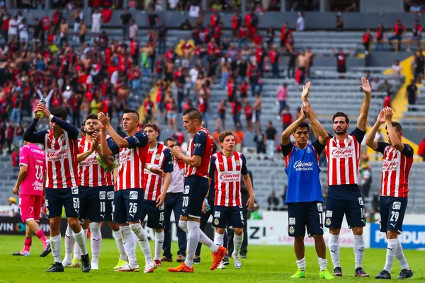 Alexis Vega no aparece desde que renovó y lo hacen jugar lesionado