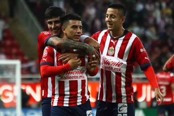 Alexis Vega podría reaparecer con Chivas antes de lo esperado.