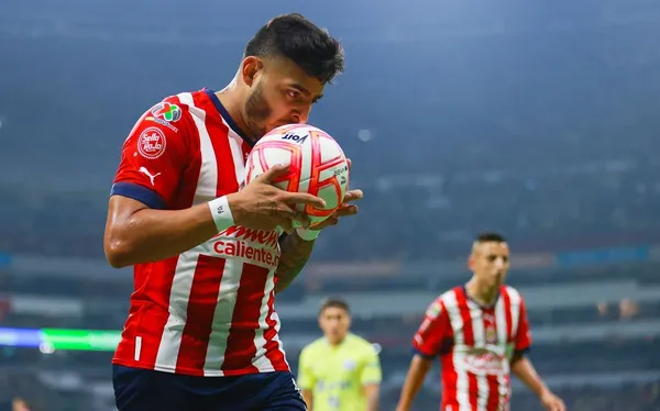 Alexis Vega volvió a entrenar junto a sus compañeros en Chivas.