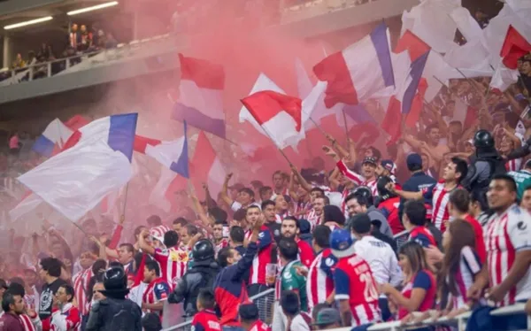 Algunos aficionados rompieron el cerco de seguridad este viernes por la noche.