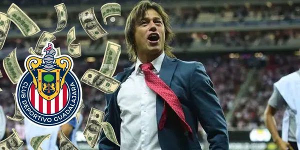 Almeyda en el Akron y escudo de Chivas con dólares