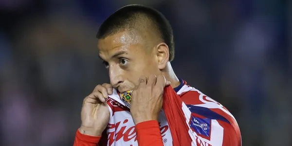 Alvarado besando el escudo. Foto: Chivas