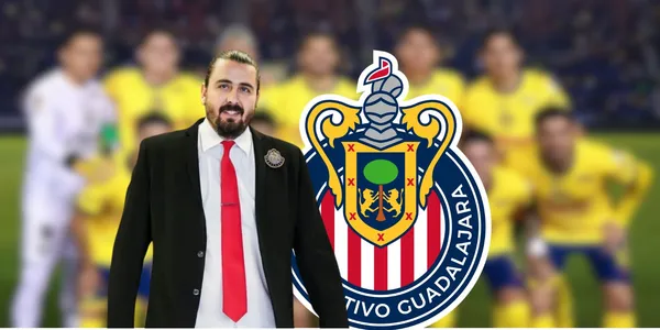 Amaury con el escudo de Chivas y jugadores de América/FOTO: ESPN