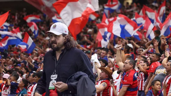 Amaury con la afición de Chivas molesta
