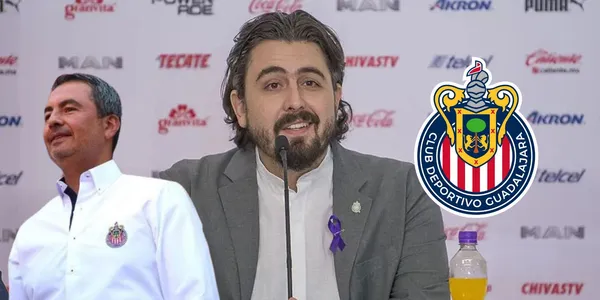 Amaury con Ortega y el escudo de Chivas/FOTO: Plano Informativo