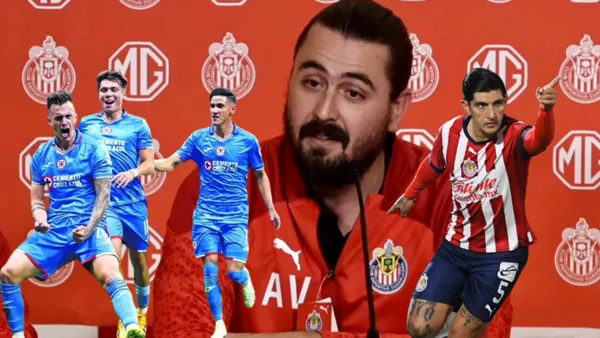 Amaury en conferencia y jugadores de Cruz Azul y el Pocho