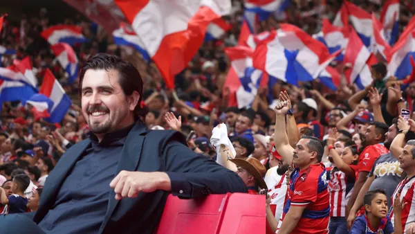 Amaury sonriente con la afición de Chivas