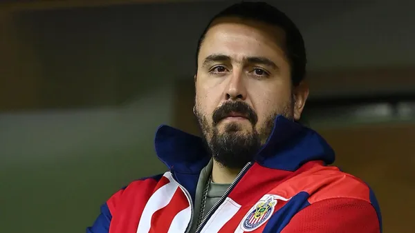 Amaury Vergara intenta crear un proyecto para Chivas pero la afición no lo quiere | Foto: Chivas