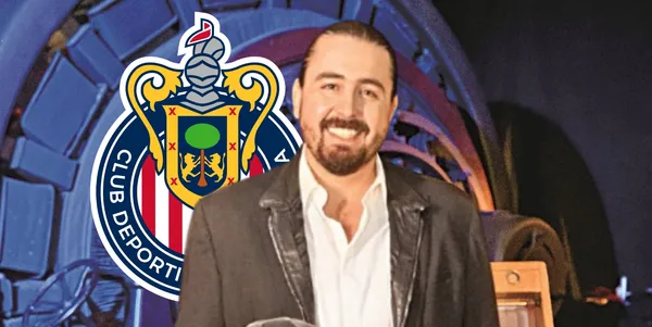 Amaury Vergara junto al escudo de Chivas / FOTO SONY CHANEL