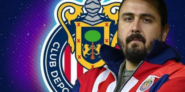 Amaury Vergara y al fondo el escudo de Chivas / Imago7