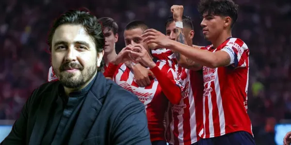 Amaury Vergara y jugadores de Chivas / Foto: MEXSPORT