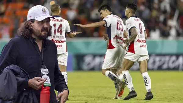 Amaury Vergara y jugadores de Chivas (Foto tomada de: MexSport)