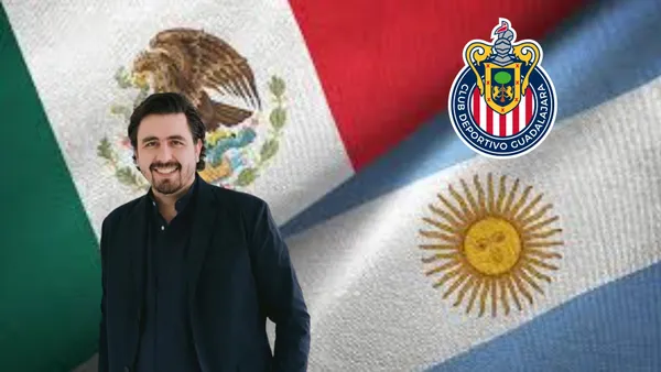 Amaury y el escudo de Chivas con la bandera de México y Argentina