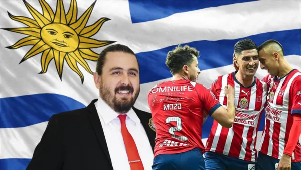 Amaury y jugadores de Chivas con la bandera de Uruguay