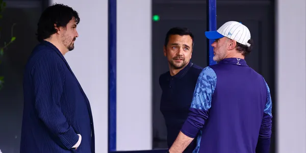 Amaury y Milito en charla. Foto: Chivas