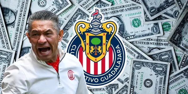 Ambriz con el escudo de Chivas y dinero/FOTO: Récord