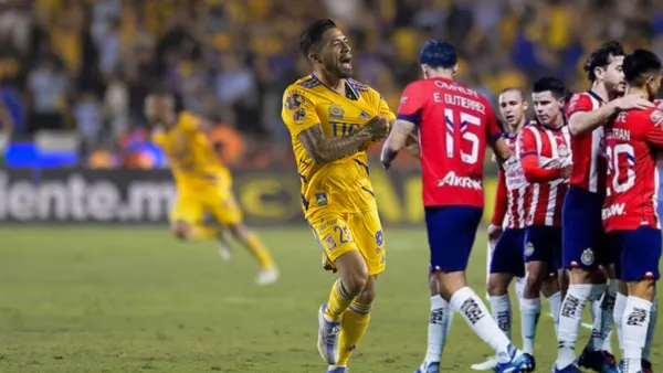 Aquino con la de Tigres y jugadores de Chivas