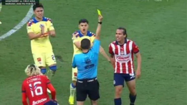 Árbitro sancionando con amarilla la jugada del Oso