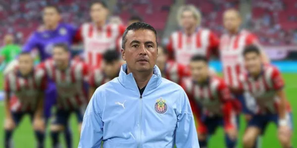 Arturo Ortega con titulares de Chivas/FOTO: Esto
