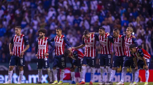 Aunque Ricardo Cadena le dio otra oportunidad ya sería muy tarde y saldría de Chivas.