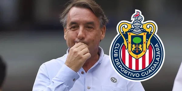 Azcárraga con el escudo de Chivas/FOTO: Record