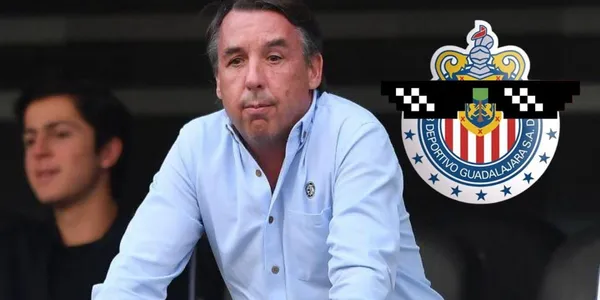 Azcárraga y en escudo de Chivas con lentes/FOTO: Récord