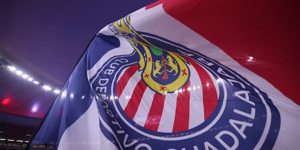Bandera en partido. Foto: Chivas