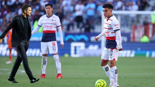 Beltrán Chiquete y Gago en un partido de Chivas