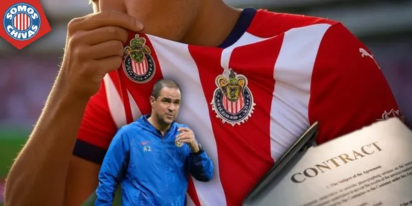 Beso a la playera de Chivas y DT del América (Fuente: MEXSPORT)