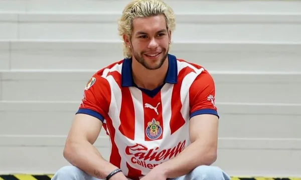 Cade Cowell presentado en el conjunto de las Chivas / Sports Media